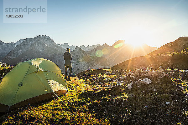 Wanderer im Zelt mit Aussicht  Region Karwendel  Hinterriss  Tirol  Österreich