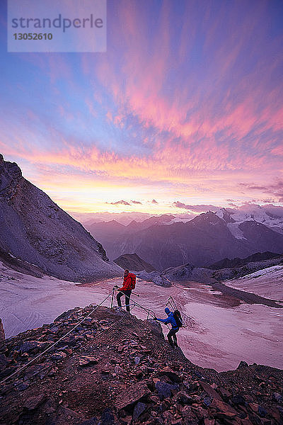 Wanderer klettern am Fels bei Sonnenuntergang  Mont Cervin  Matterhorn  Wallis  Schweiz