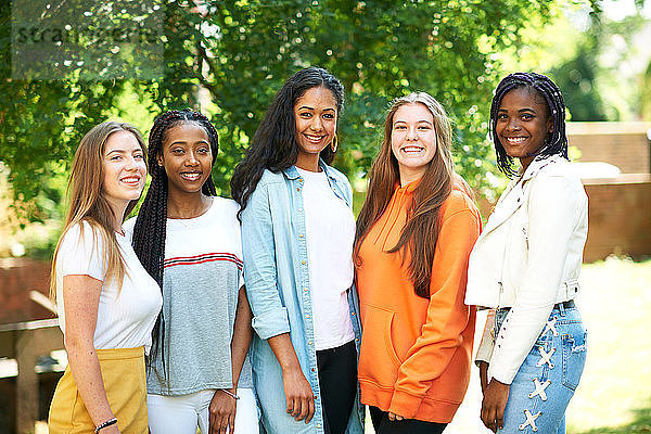 Fünf junge Frauen  Hochschulstudenten auf dem College-Campus  Porträt