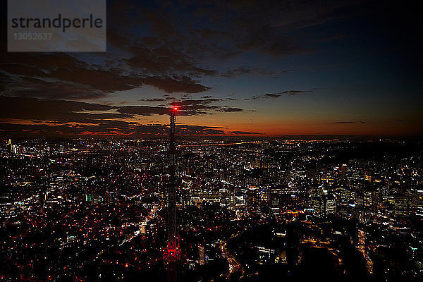 Stadtbild in der Abenddämmerung  Seoul  Südkorea