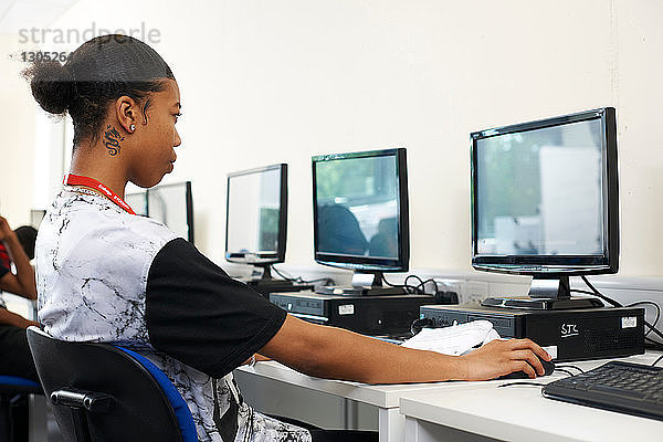 College-Student studiert im Klassenzimmer