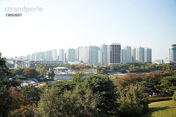 Skyline bei Tag  im Vordergrund der Nationalpark  Seoul  Südkorea