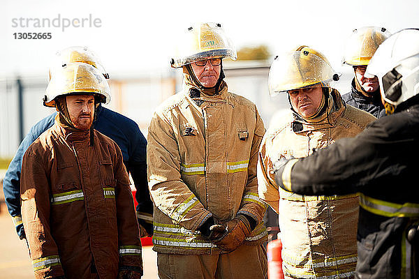 Ausbildung von Feuerwehrleuten  Feuerwehrleute  die dem Vorgesetzten in der Ausbildungseinrichtung zuhören