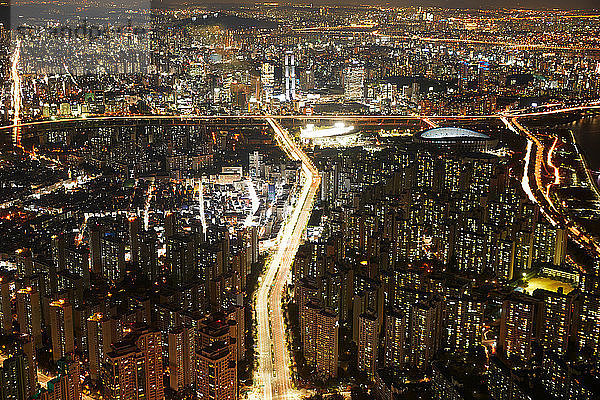 Stadtbild in der Abenddämmerung  Seoul  Südkorea