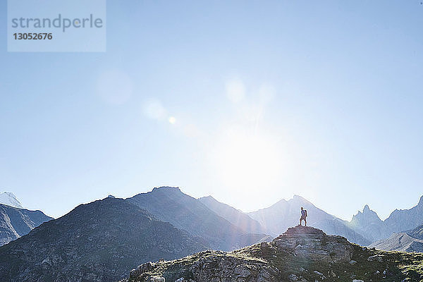 Wanderer auf dem Gipfel eines Felsens  Mont Cervin  Matterhorn  Wallis  Schweiz
