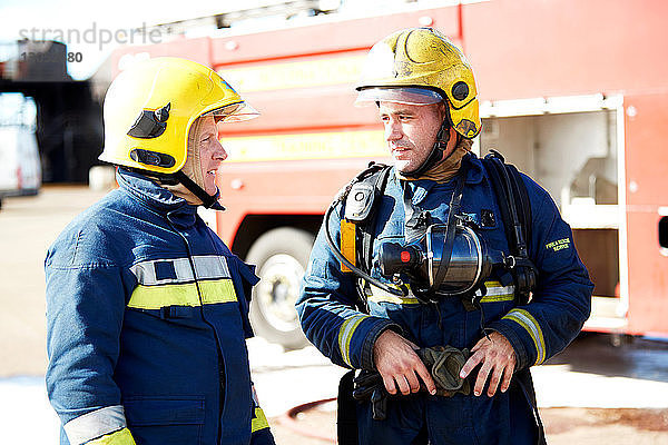 Feuerwehrleute im Gespräch im Ausbildungszentrum  Darlington  UK