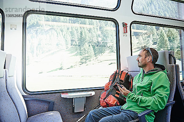 Wanderer im Zug  Wallis  Schweiz