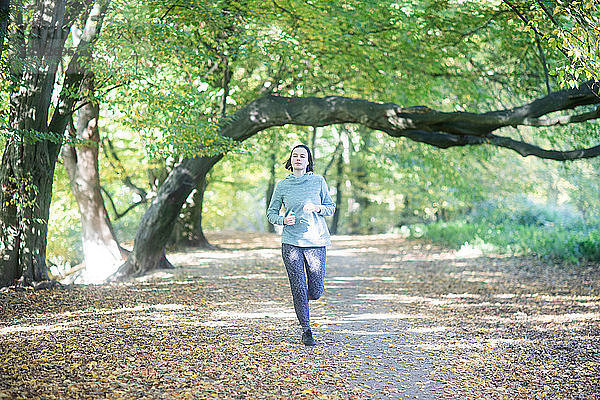 Langlaufjogger läuft im Park