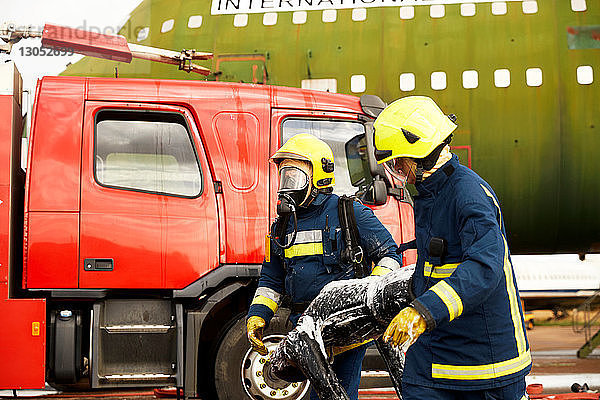 Ausbildung von Feuerwehrleuten  Feuerwehrleute mit Atemschutzgeräten  die Ausrüstung tragen