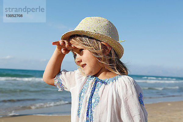 Süßes Mädchen am Strand  das seine Augen schützt  Castellammare del Golfo  Sizilien  Italien