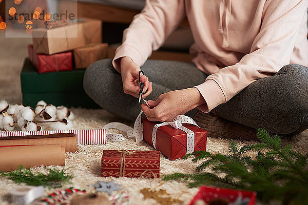 Frau packt Weihnachtsgeschenke ein