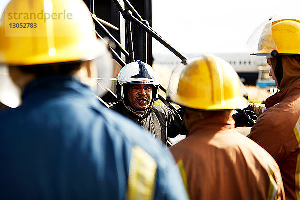 Ausbildung von Feuerwehrleuten  Feuerwehrleute  die dem Vorgesetzten zuhören  Blick über die Schulter