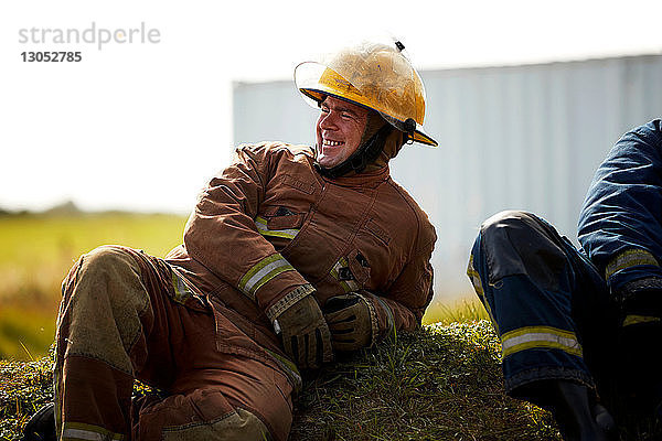 Ausbildung von Feuerwehrleuten  Feuerwehrleute machen eine Pause in der Ausbildungsstätte