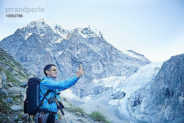 Wanderer beim Fotografieren  Mont Cervin  Matterhorn  Wallis  Schweiz