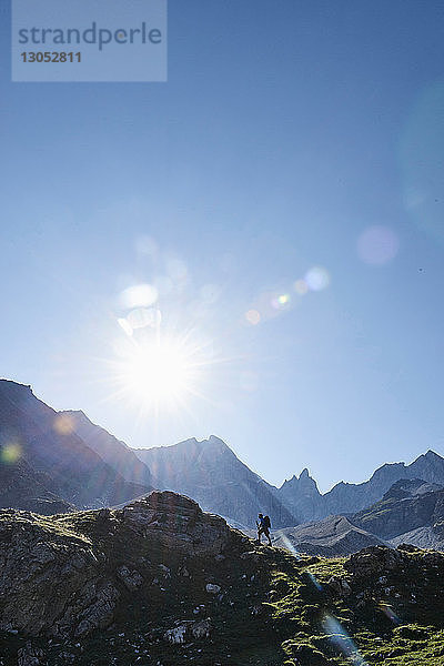Wanderer beim Aufstieg zum Gipfel des Mont Cervin  Matterhorn  Wallis  Schweiz