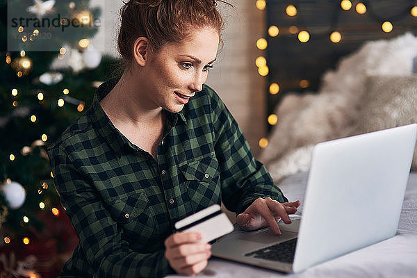 Frauen kaufen online Weihnachtsgeschenke ein