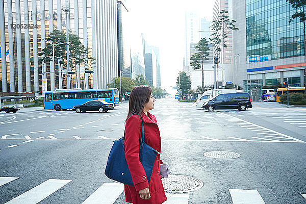 Geschäftsfrau auf einem Fußgängerüberweg in der Stadt  Seoul  Südkorea