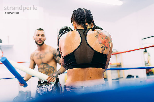 Boxer und Boxerinnen trainieren im Boxring