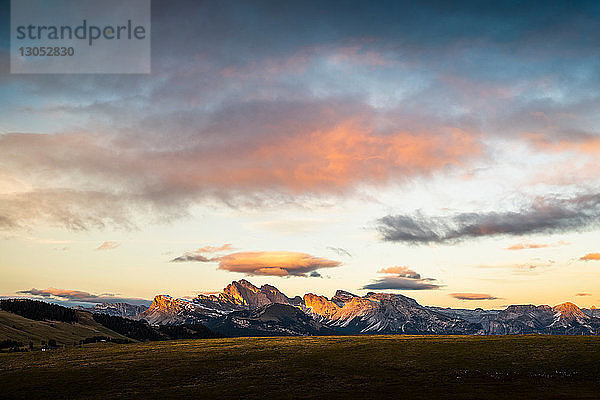 Schlern-Rosengarten auf der Seiser Alm  Dolomiten  Seis  Trentino-Südtirol  Italien