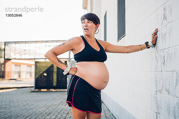 Schwangere Frau macht Trainingspause