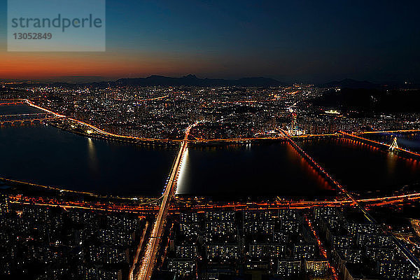 Stadtbild in der Abenddämmerung  Seoul  Südkorea