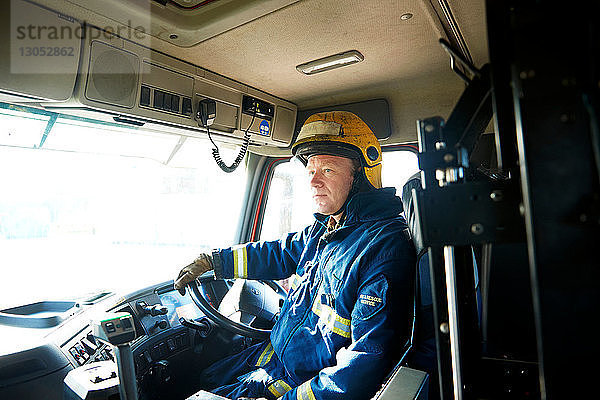Feuerwehrmann am Steuer eines Feuerwehrwagens