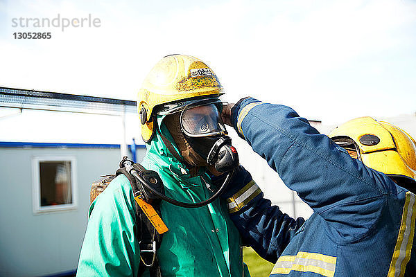 Ausbildung von Feuerwehrleuten zum Aufsetzen eines Feuerwehrhelms  Darlington  UK