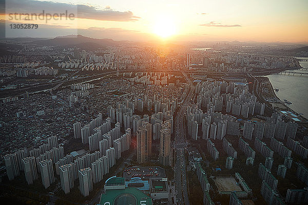 Stadtbild bei Sonnenuntergang  Seoul  Südkorea