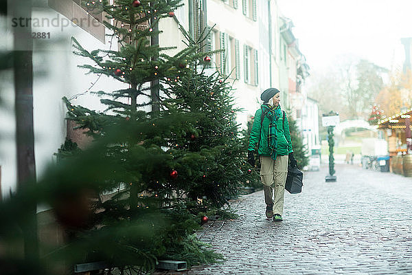 Ältere Frau beim Einkaufen auf dem Weihnachtsmarkt  Freiburg  Baden-Württemberg  Deutschland