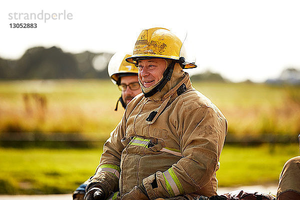 Ausbildung von Feuerwehrleuten  Feuerwehrleute machen eine Pause in der Ausbildungsstätte