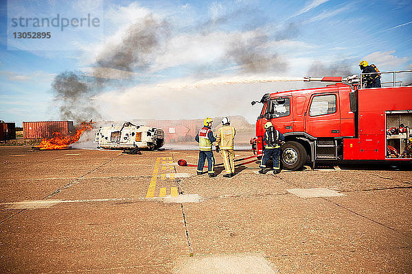 Feuerwehrmänner und Feuerwehrauto im Ausbildungszentrum  Darlington  UK