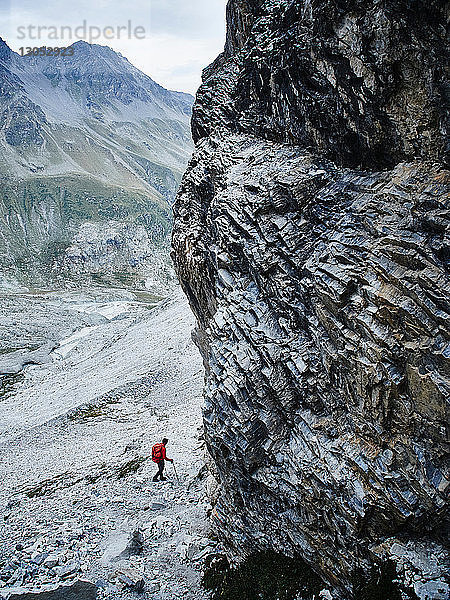 Wanderer bewegt sich über felsiges Gelände  Mont Cervin  Matterhorn  Wallis  Schweiz