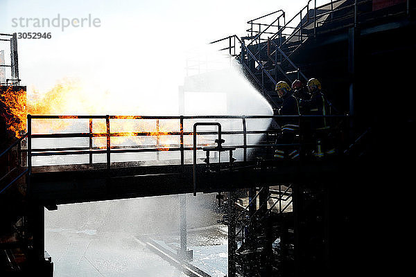 Ausbildung von Feuerwehrleuten zum Löschen von Feuer in einem brennenden Gebäude  Darlington  UK