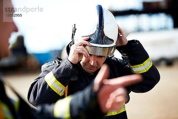 Feuerwehrleute im Gespräch im Ausbildungszentrum  Darlington  UK