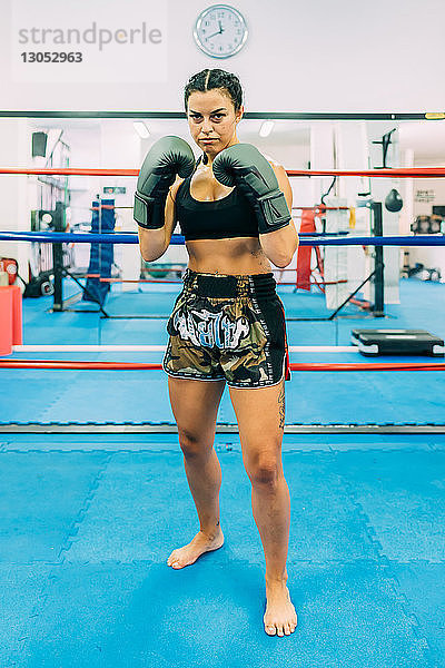 Porträt einer Boxerin im Boxring