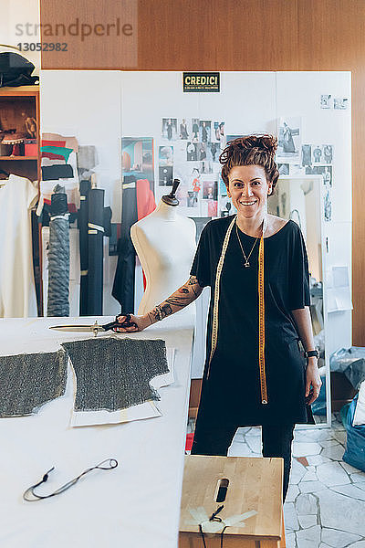 Porträt einer Modedesignerin in ihrem Atelier