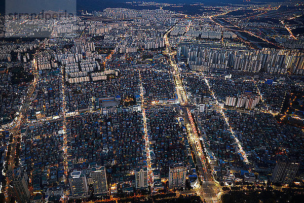 Stadtbild in der Abenddämmerung  Seoul  Südkorea