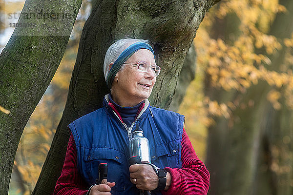 Ältere Frau ruht sich vom Spaziergang im Park aus