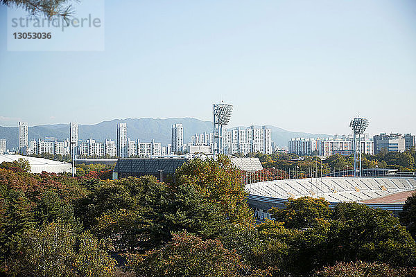 Skyline bei Tag  Nationalpark und Sportstadion im Vordergrund  Seoul  Südkorea