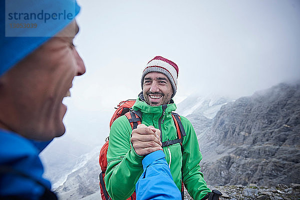 Wanderer  die sich selbst gratulieren  Mont Cervin  Matterhorn  Wallis  Schweiz