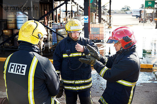 Feuerwehrleute im Gespräch im Ausbildungszentrum  Darlington  UK