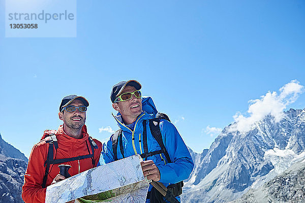 Wanderfreunde beim Kartenlesen  Mont Cervin  Matterhorn  Wallis  Schweiz