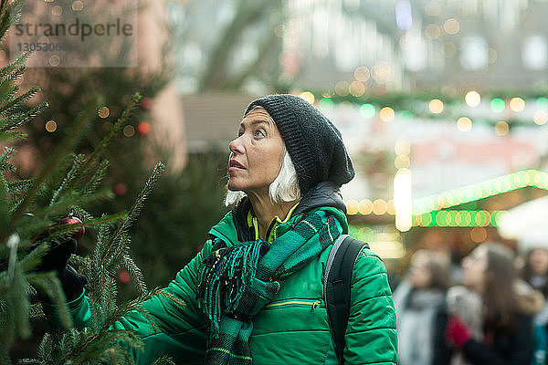 Ältere Frau beim Einkaufen auf dem Weihnachtsmarkt  Freiburg  Baden-Württemberg  Deutschland