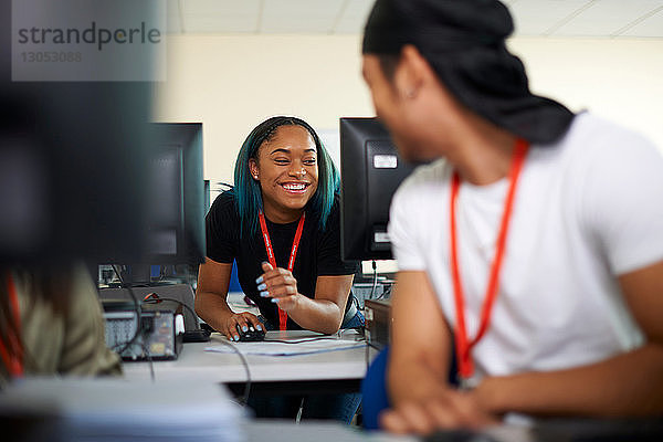 College-Studenten studieren mit Computer im Klassenzimmer