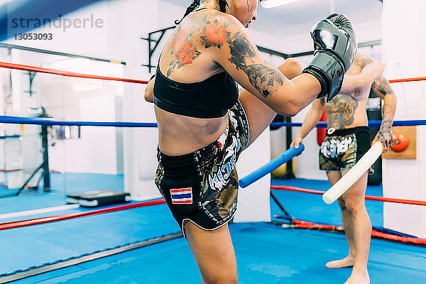 Boxer und Boxerinnen trainieren im Boxring