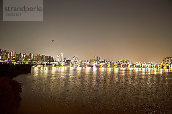 Illumination der Banpo-Brücke  die sich im Wasser spiegelt  Han-Fluss  Seoul  Südkorea
