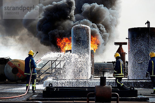 Ausbildung von Feuerwehrleuten zum Löschen von Feuer an brennenden Panzern  Darlington  UK