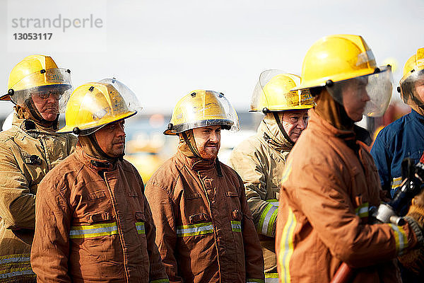 Ausbildung von Feuerwehrleuten  Gruppe von Feuerwehrleuten  die Anweisungen hören