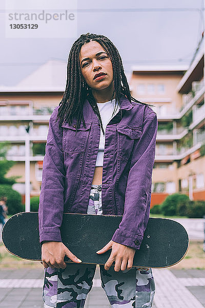 Frau mit Skateboard  Mailand  Italien