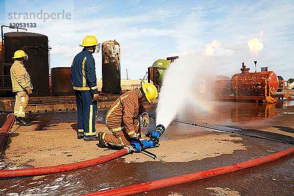 Ausbildung von Feuerwehrleuten zum Löschen von Feuer an brennenden Panzern  Darlington  UK